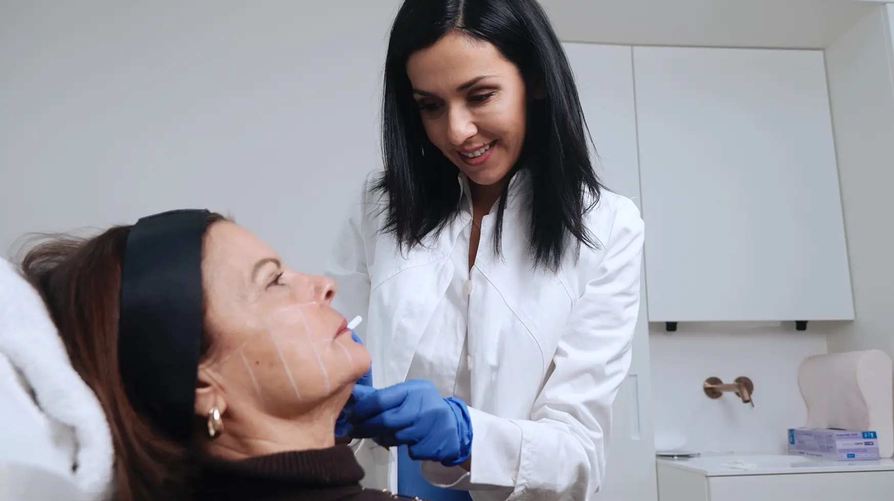 Eine Hausarztin und eine Patientin bei einer Hautcheckup