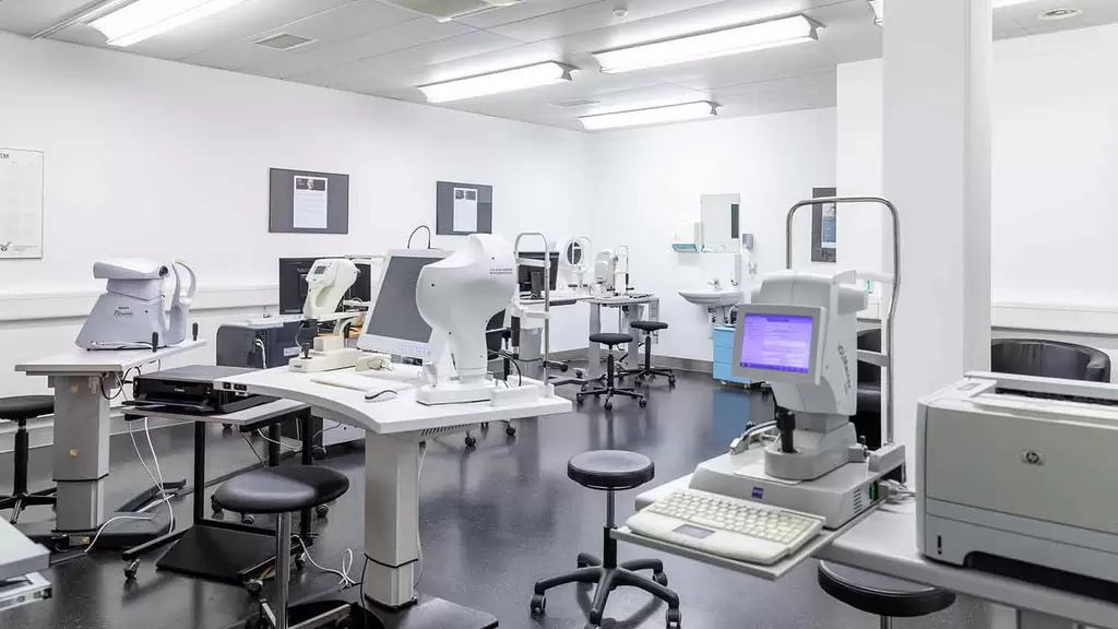 Der Geräteraum der Augenklinik Bern