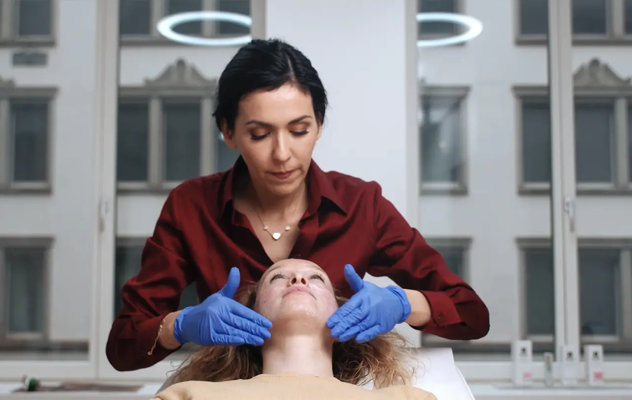Pallas Kliniken vereint die Disziplinen Ästhetische Medizin, Dermatologie, Venenheilkunde, Haartransplantation und Medizinische Kosmetik unter einem Dach.